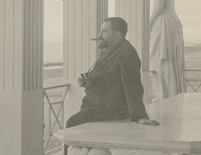 Imagen del escritor Vicente Blasco Ibáñez en su casa de la Malvarrosa  