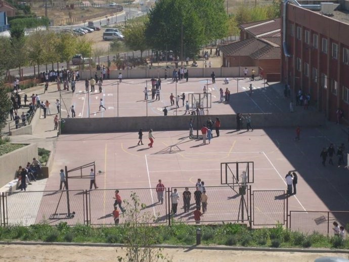 Patio colegio deportes deportivas niños escolares extraescolares ruido málaga