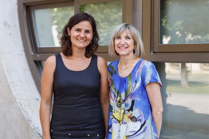 Raquel Sáenz (izq.) e Inés Gabari, investigadoras de la UPNA.