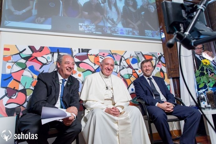 El papa Francesc al costat dels directors de Scholas Ocurrents