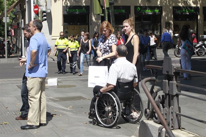 Discapacitat, persona amb discapacitat, passejant pel carrer, caminant