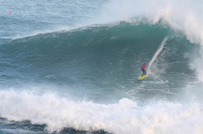 Vaca Gigante. Sur. Surfista. Olas