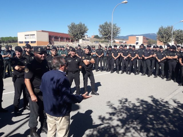 Juan Ignacio Zoido visita a policías y guardias civiles en Cataluña