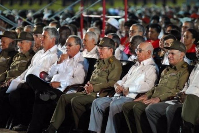 El presidente cubano, Raúl Castro, y varios dirigentes más