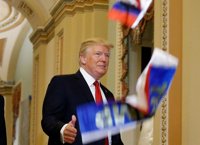 Un manifestante arroja banderas de Rusia a Trump al grito de "traición"