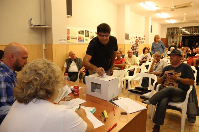 Miguel Ángel Pavón vota en la Asamblea de Guanyar de este martes