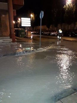 Imagen de la calle inundada en Valladolid por la rotura de una tubería