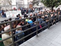 Reciben a los acusados del escrache a Diego al grito de 'No es delito preguntar'