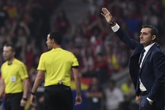 Ernesto Valverde donant ordres al Wanda