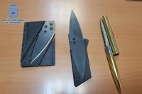 Detenido un hombre acusado de intentar agredir al personal de un pub con navajas camufladas