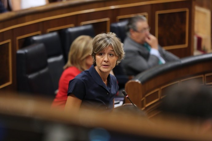 Isabel García Tejerina en la sesión de control al Gobierno en el Congreso