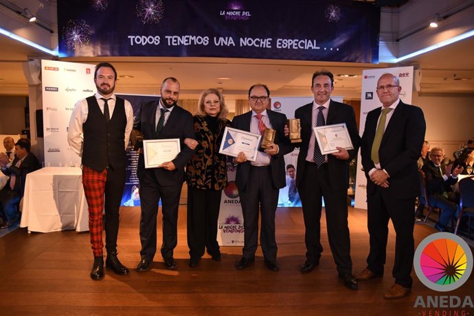 El premio fue entregado por la estrella de televisión, Mayra Gómez Kemp.