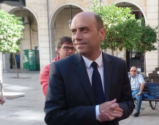 Gabriel Echávarri en la plaza del Ayuntamiento tras salir de la Audiencia