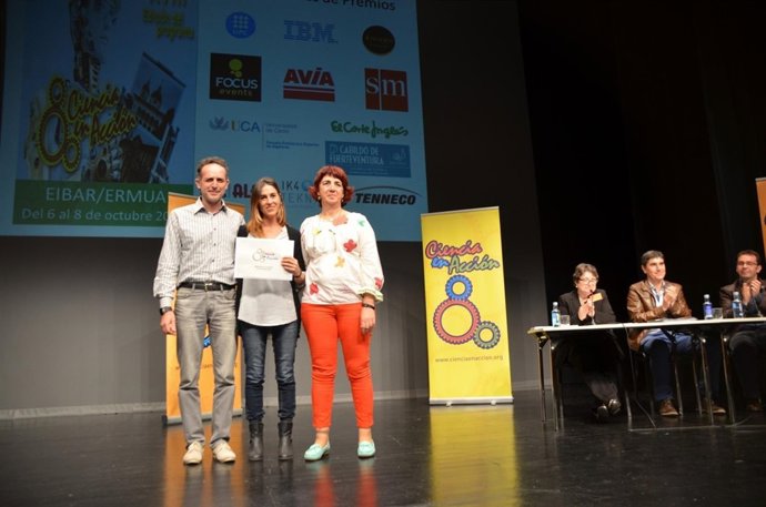 Los galardonados reciben el premio