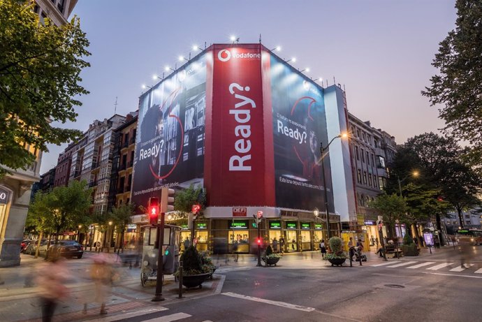 Np Vodafone España Despliega Dos Lonas Publicitarias Que Eliminan La Contaminaci