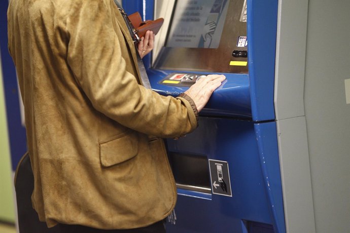 Un hombre sacando un billete en una estación de Metro de Madrid