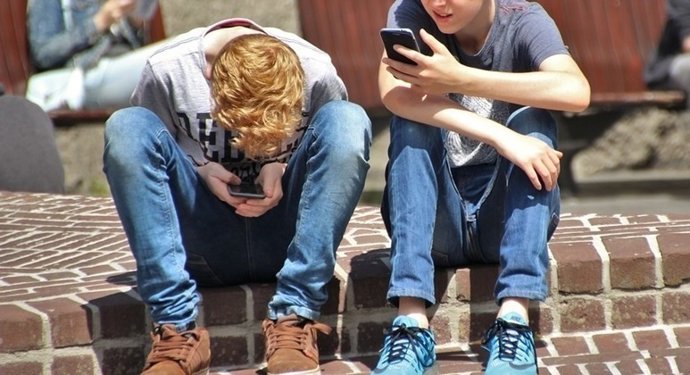 Menores con móviles