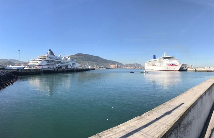 Cruceros atracados en Getxo