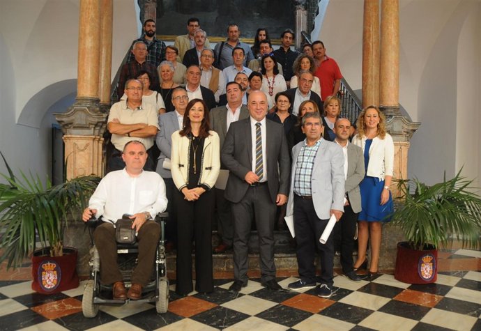 Ruiz y Cañete (centro), junto a colectivos representantes de los colectivos