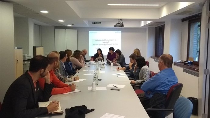 Reunión informativa con empresas sobre cláusulas de igualdad de género