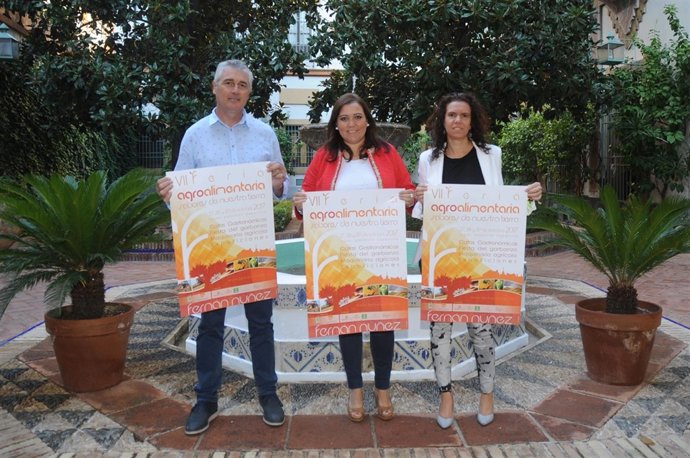 Carrillo (centro), durante la presentación