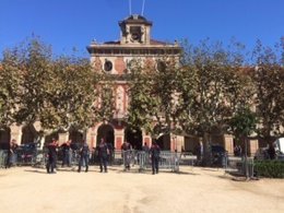 Mossos ponen vallas en el Parlament