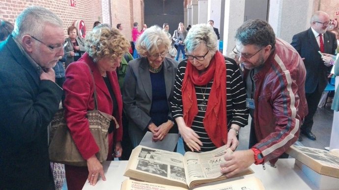 La fotoperiodista Joana Biarnés junto a la alcaldesa de Madrid, Manuela Carmena