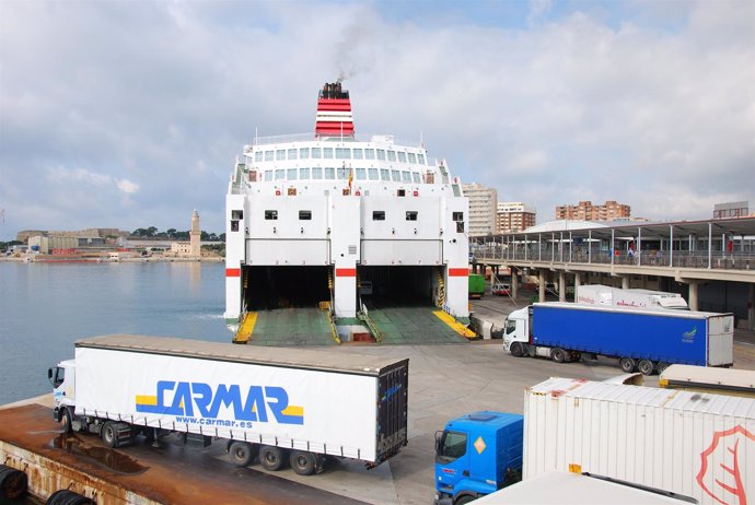 Muelles comerciales en el puerto de Palma