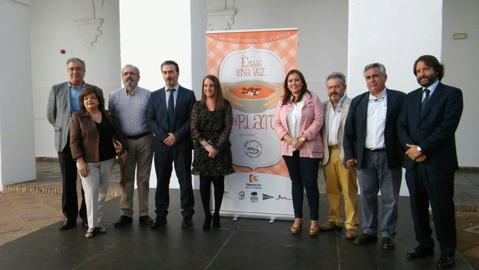 Carrillo y Ruiz (centro), durante la presentación