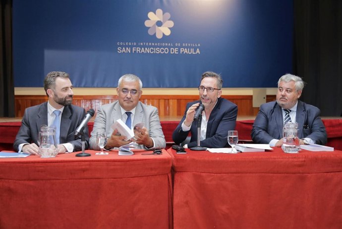 El periodista Jesús Álvarez presenta su ópera prima