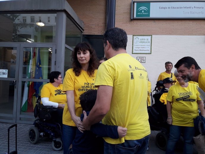 La madre del menor, con el niño, ante el colegio