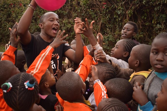 Stephen Nzusa en actos para la paz en Kibera