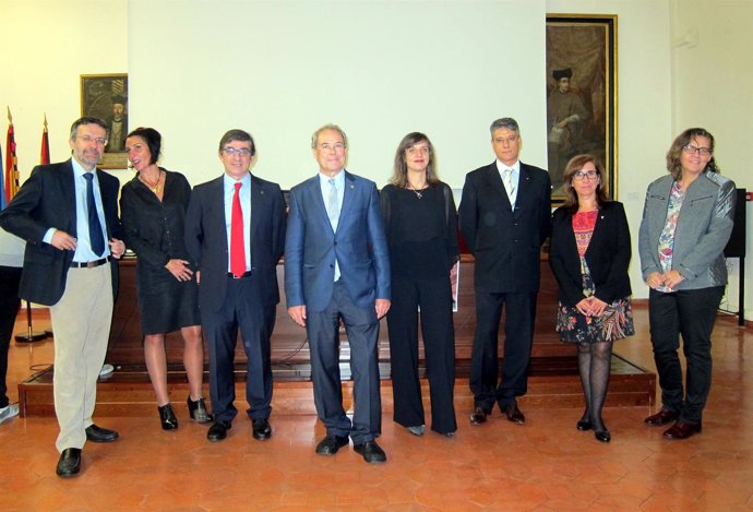 Giner Abati (centro) junto a los miembros de su equipo