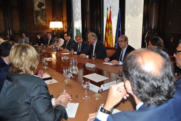 Reunión del delegado del Gobierno Enric Millo con hoteleros y comerciantes