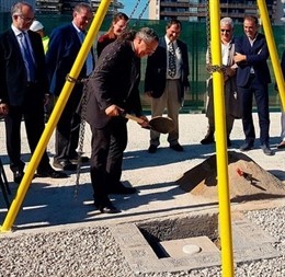 El rector I.Fossas col·loca la primera pedra de la residència de la UPC