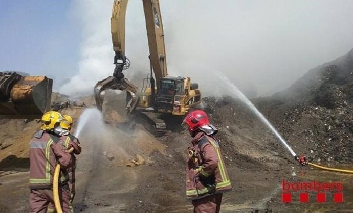 Bomberos en el incendio en una planta de residuos de Vallbona d'Anoia