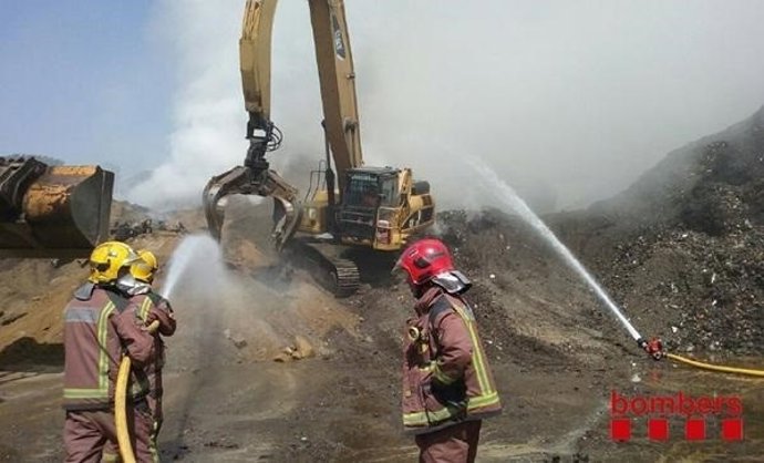 Bombers en l'incendi en una planta de residus de Vallbona d'Anoia