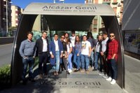Jóvenes arquitectos visitan la estación Alcázar Genil del metro de Granada y conocen los restos del albercón almohade