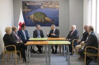 Urkullu visita el centro sociosanitario de Cruz Roja en San Sebastián con motivo de su centenario 