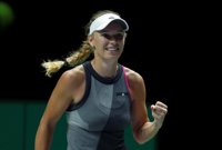 Wozniacki arrolla a Halep y se clasifica para semifinales en Singapur