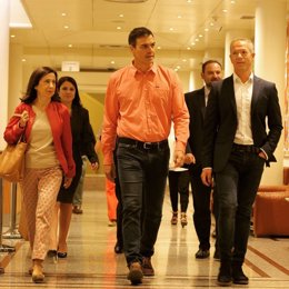 Margarita Robles, Pedro Sánchez y Ander Gil en el Senado