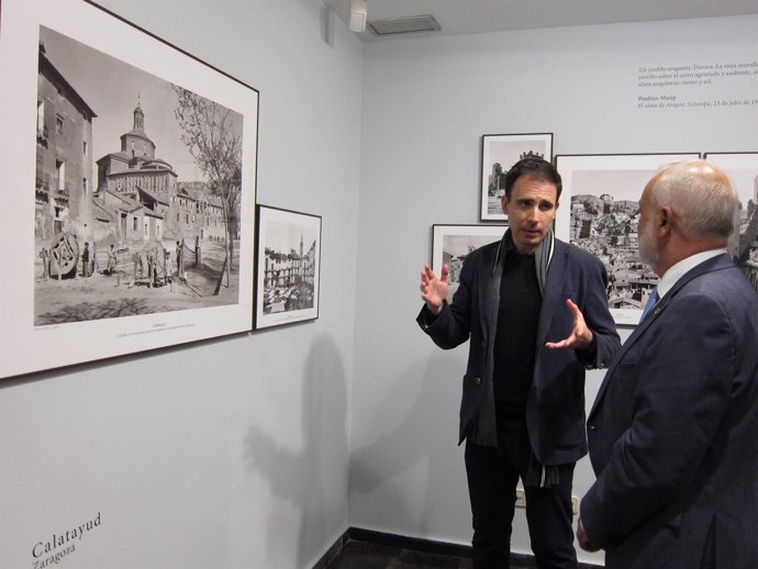 El comisario de la exposición explicando las fotografías de Otto Wunderlich
