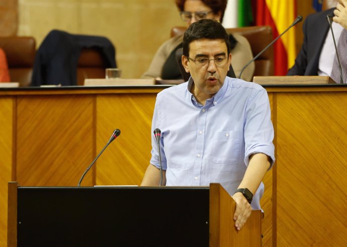 Mario Jiménez, en el Pleno del Parlamento