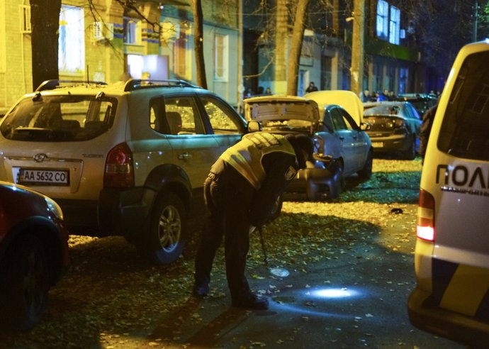 La Policía trabaja en el centro de Kiev, donde se produjo la explosión.