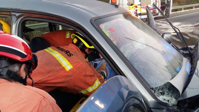 Bomberos rescatan a un herido en el accidente