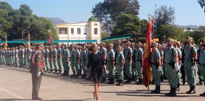 La ministra de Defensa, Dolores de Cospedal, en la base militar de Viator