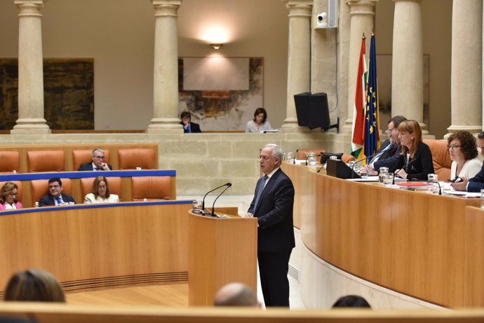 Ceniceros en una intervención en el Parlamento riojano