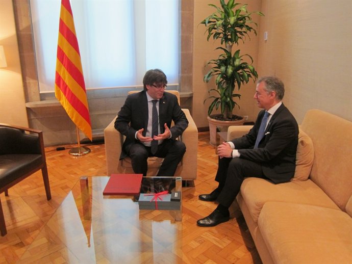 El president de Catalunya,  Carles Puigdemont, i el lehendakari, Iñigo Urkullu