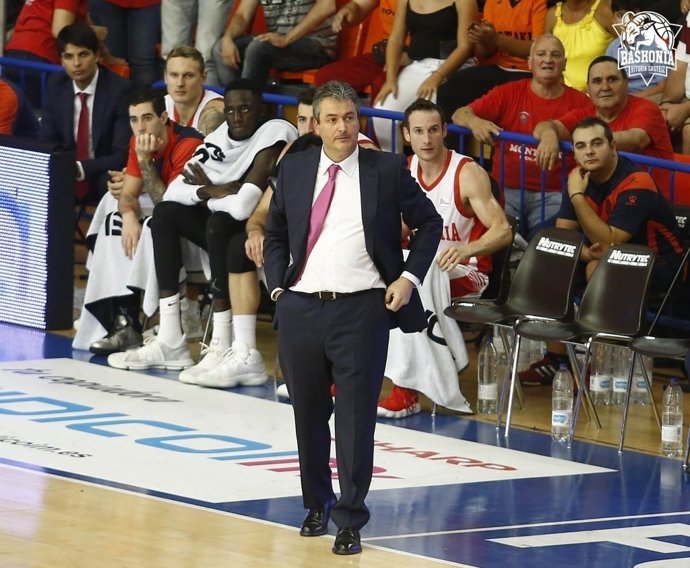 Sergio Valdeolmillos dirigiendo al Baskonia