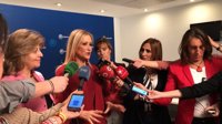 Cifuentes cree que Puigdemont no está para exigir nada y menos que se aplique la Constitución "a su gusto"